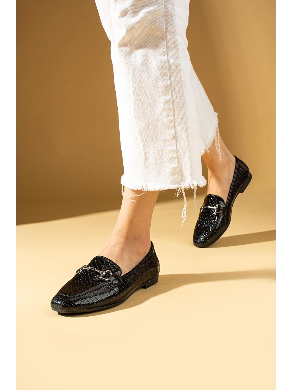 Siyah Gold Toka Detaylı Rahat Kalıp Kadın Babet 57-023-24Baskı-1