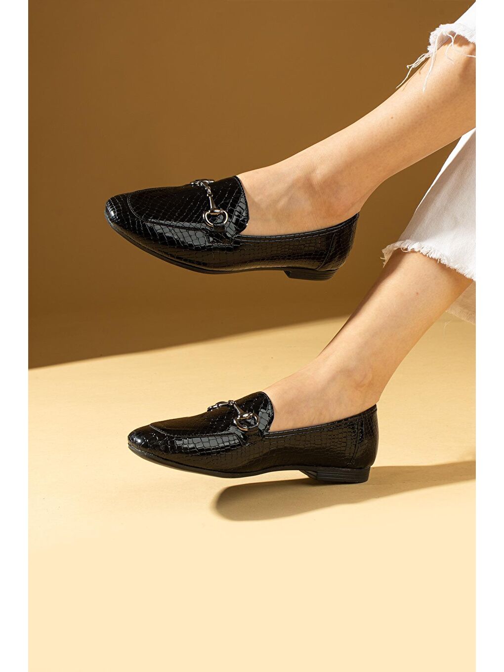 Siyah Gold Toka Detaylı Rahat Kalıp Kadın Babet 57-023-24Baskı-5