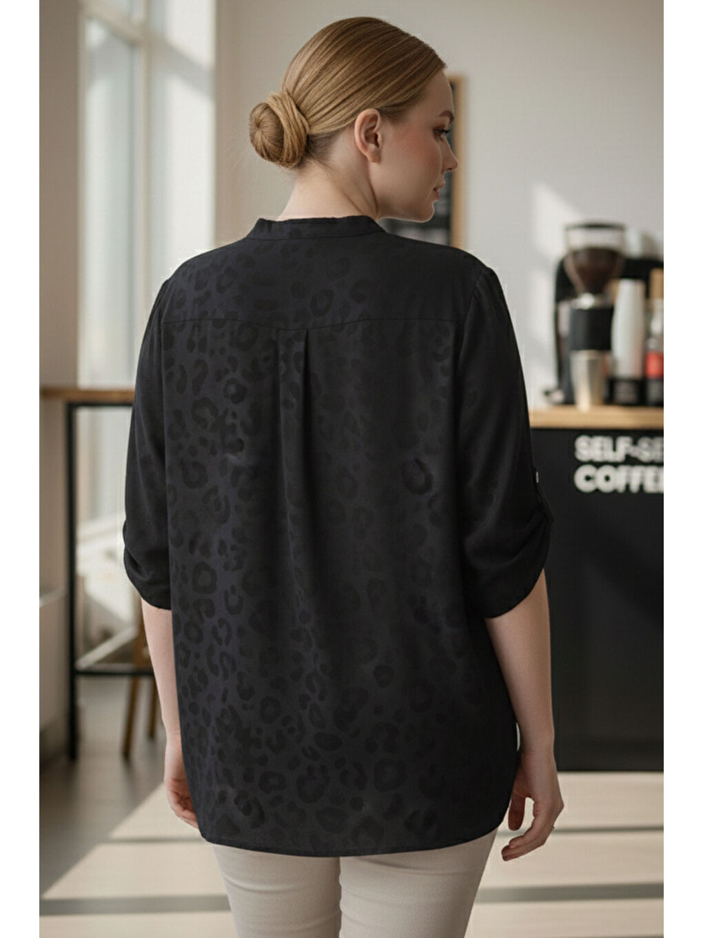 İtalyan Büyük Beden Siyah Hakim Yaka Düğmeli Leopar Desenli Cepli Arkası Uzun Dokuma Bluz 72 65-5