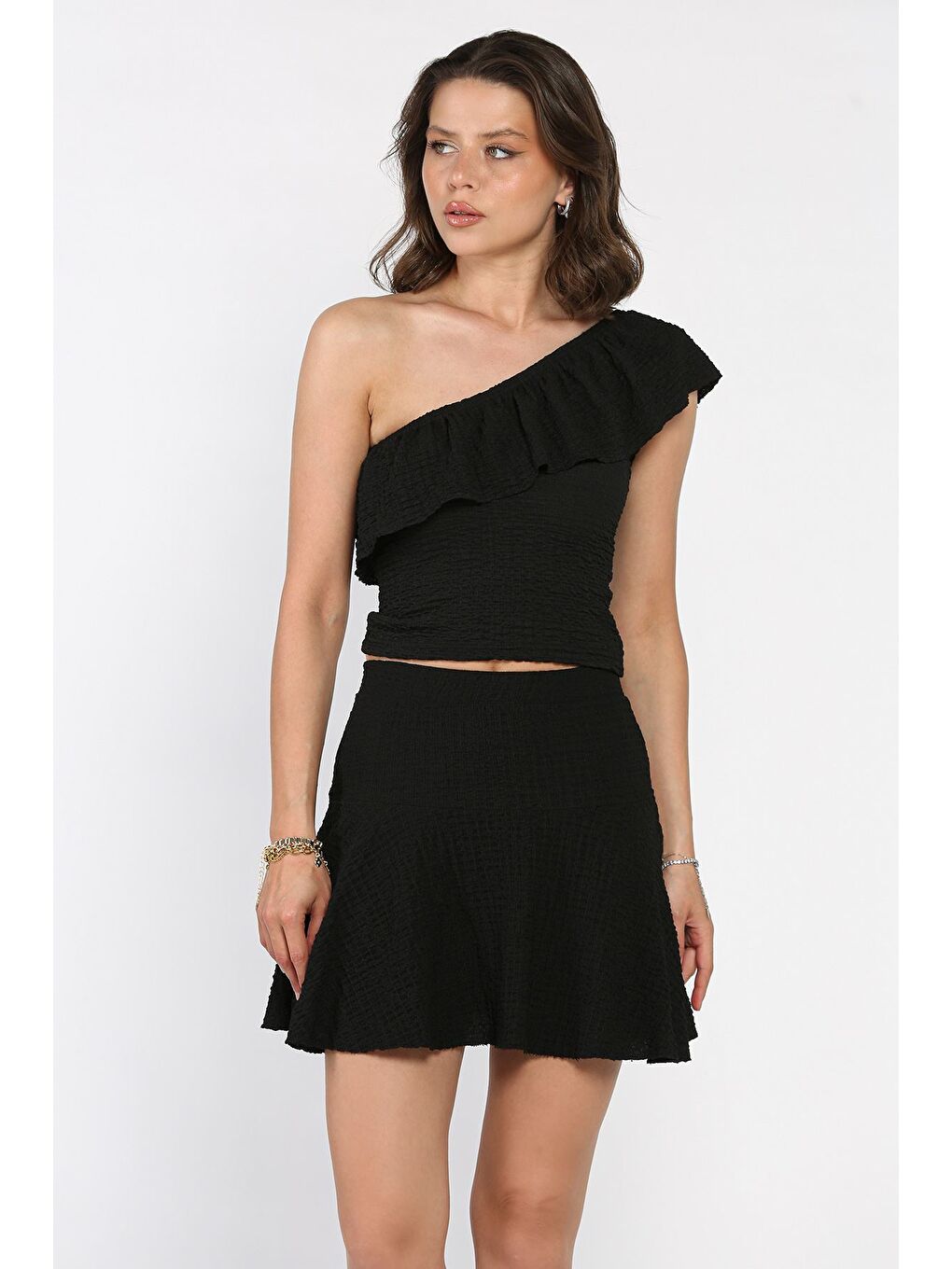 Siyah Kadın Tek Omuz Kendinden Desenli Fırfırlı Bluz Etek İkili Takım-1