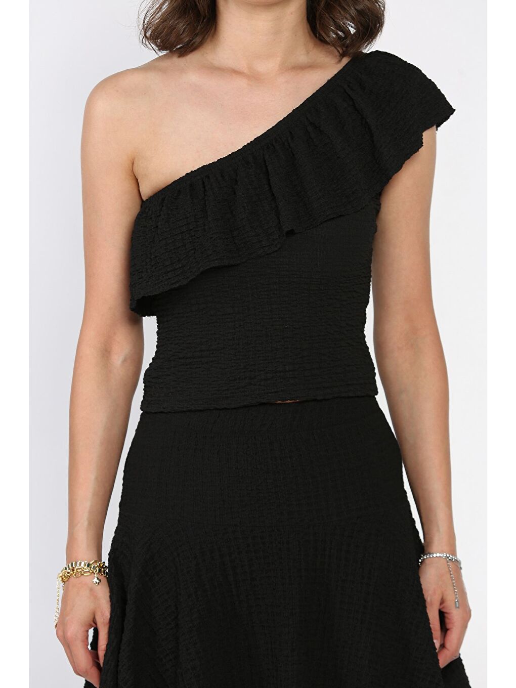 Siyah Kadın Tek Omuz Kendinden Desenli Fırfırlı Bluz Etek İkili Takım-3