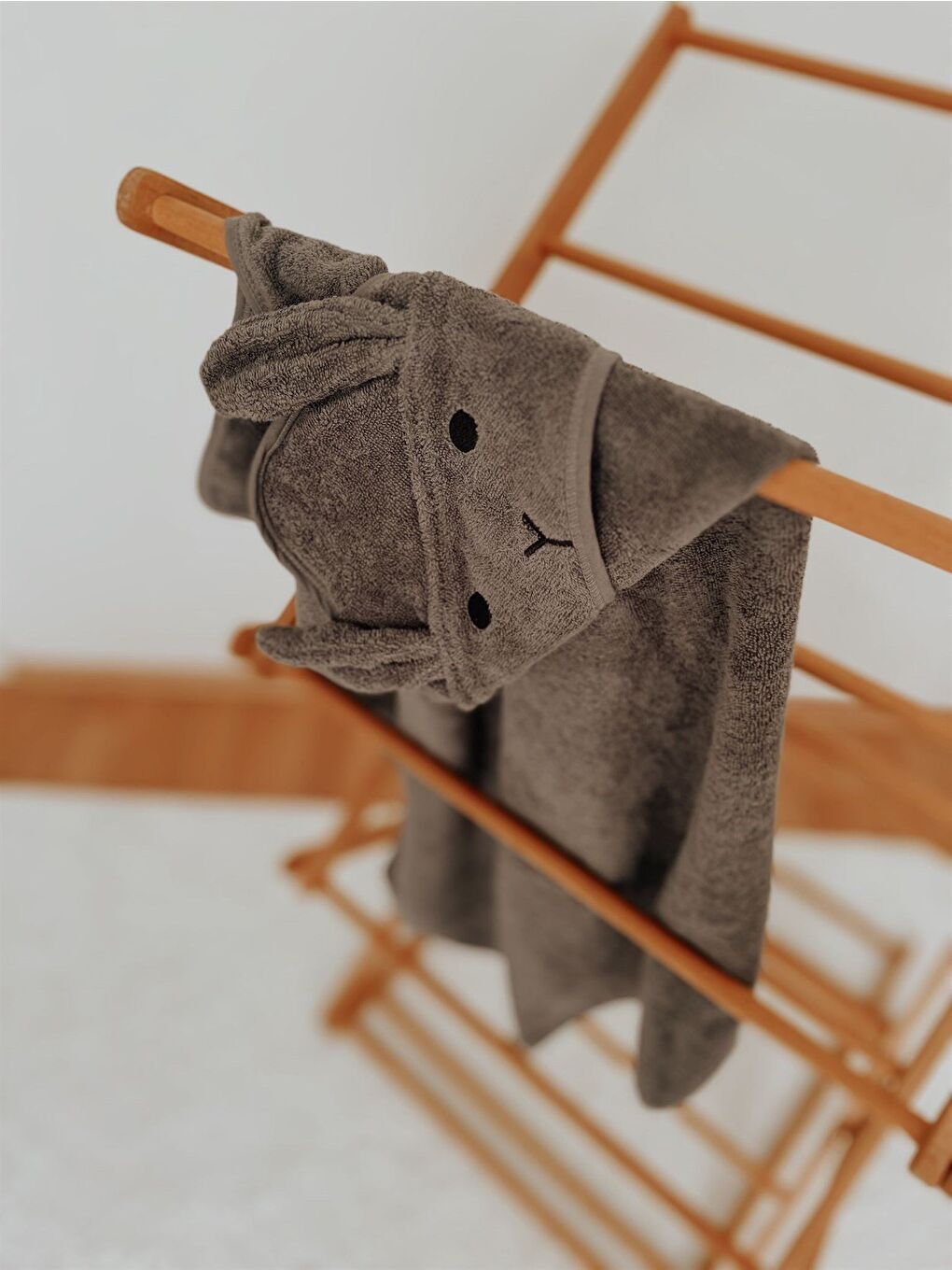 Gri Kulaklı Tavşan Nakışlı Bebek Banyo Havlusu 75X75 Cm Füme-1