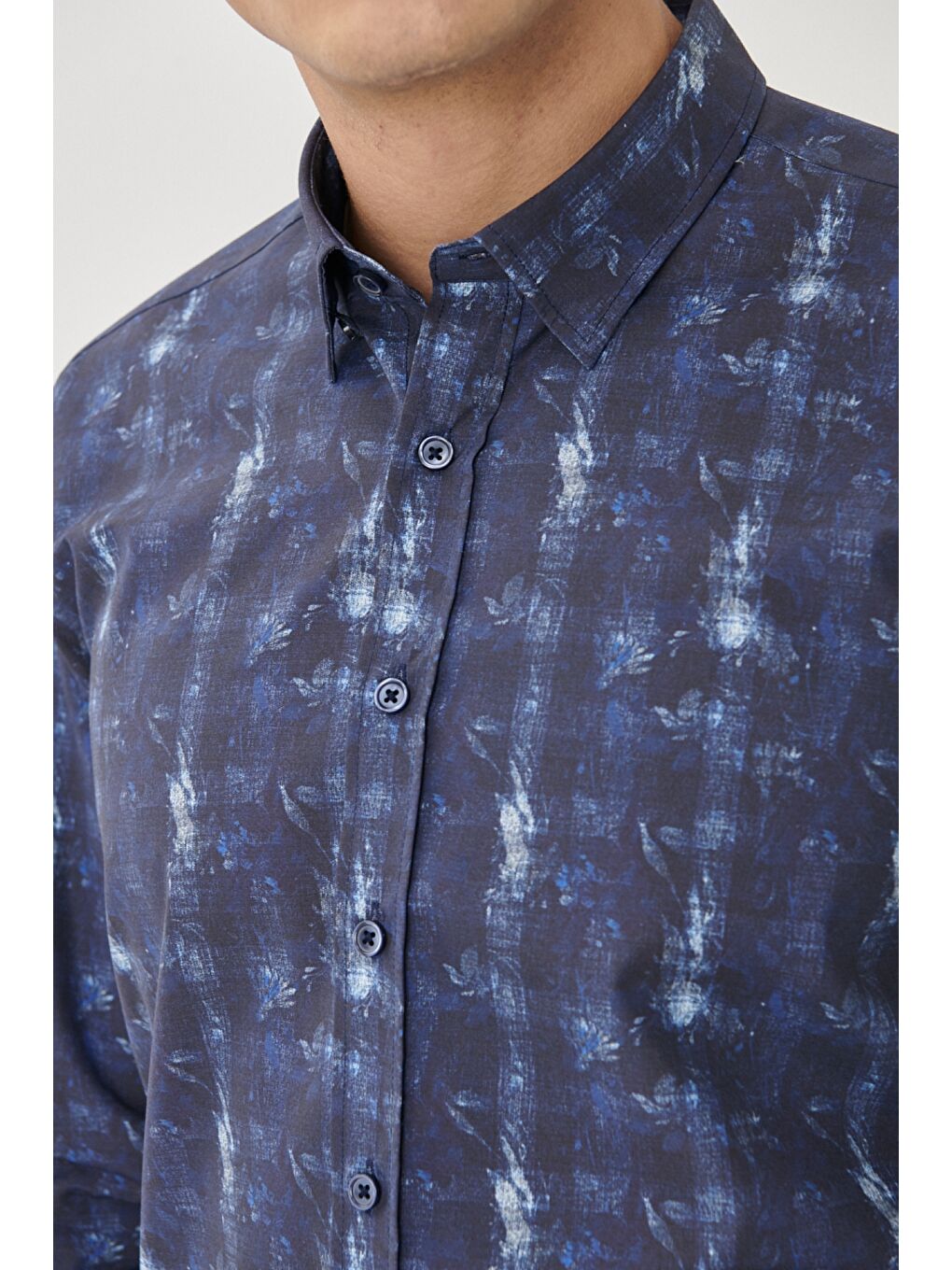 Erkek Lacivert Slim Fit Dar Kesim Düğmeli Yaka Baskılı Lacivert Gömlek-1