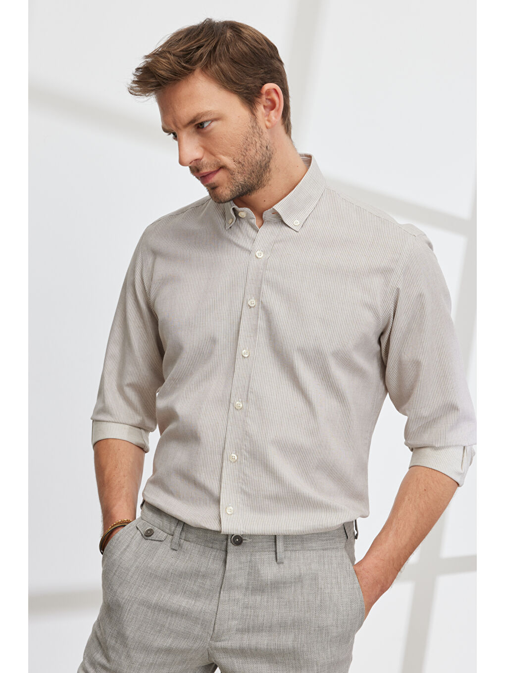 Erkek Bej Comfort Fit Geniş Kesim Düğmeli Yaka Pamuklu Çizgili Gömlek-3