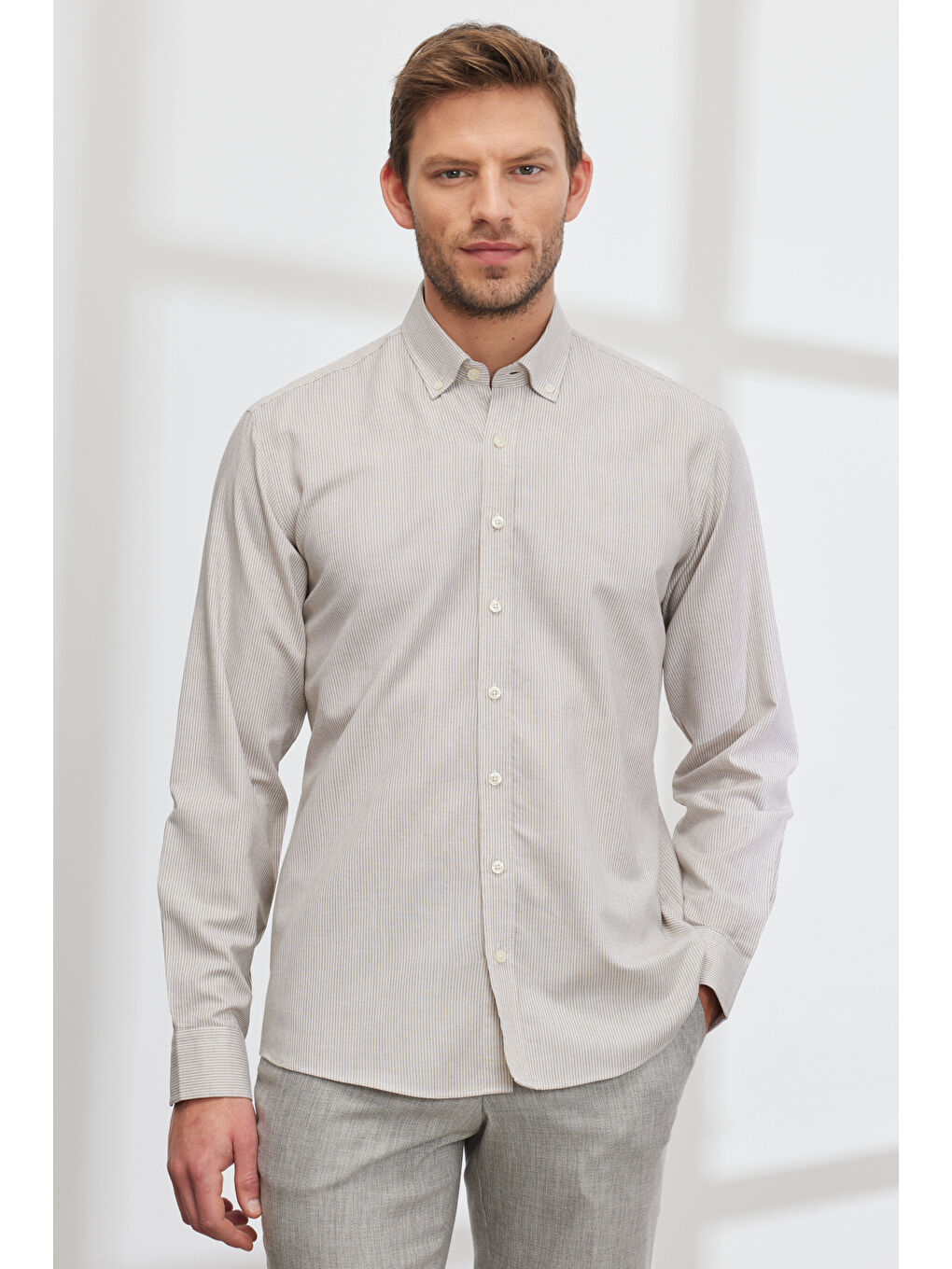 Erkek Bej Comfort Fit Geniş Kesim Düğmeli Yaka Pamuklu Çizgili Gömlek-4