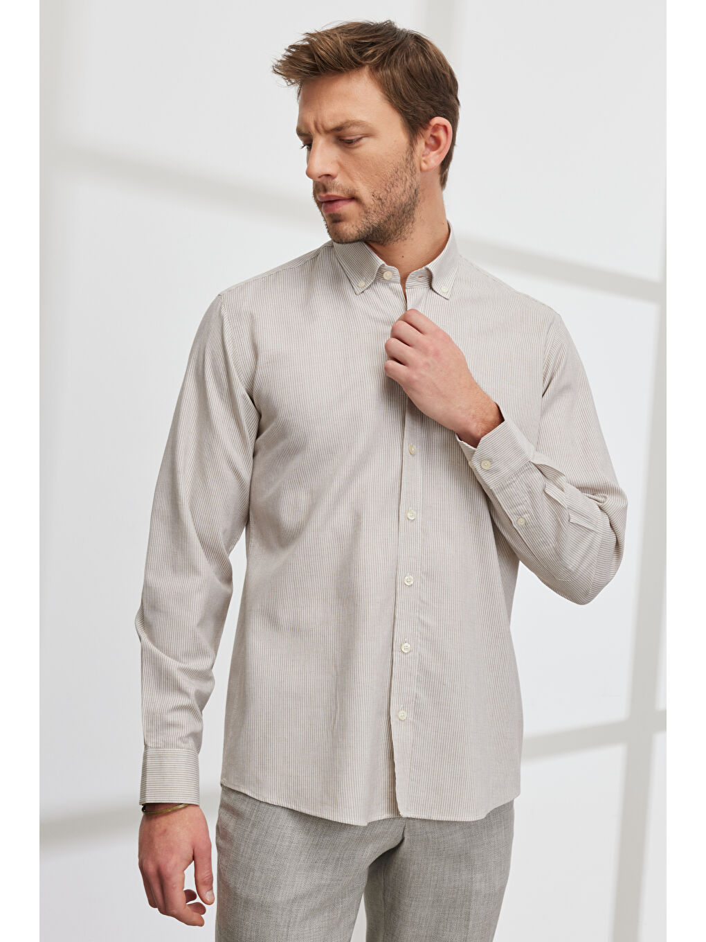 Erkek Bej Comfort Fit Geniş Kesim Düğmeli Yaka Pamuklu Çizgili Gömlek-5