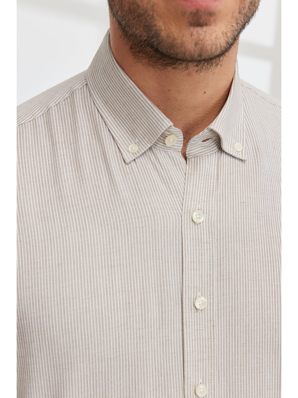 Erkek Bej Comfort Fit Geniş Kesim Düğmeli Yaka Pamuklu Çizgili Gömlek-6