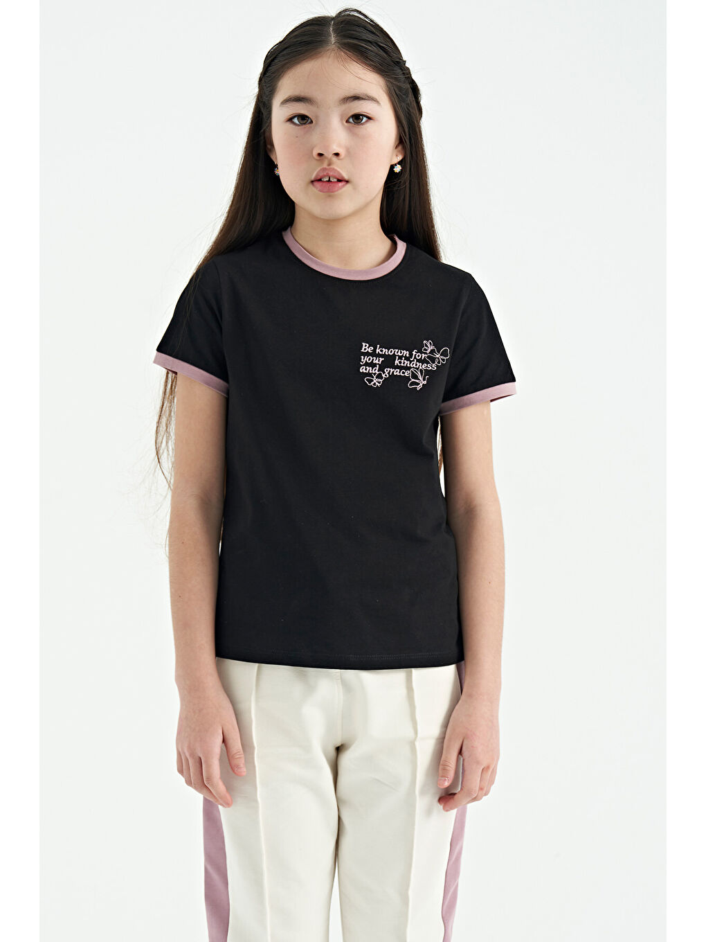 Siyah Minimal Yazı Baskılı O Yaka Rahat Form Kısa Kollu Kız Çocuk Tişört - 75110