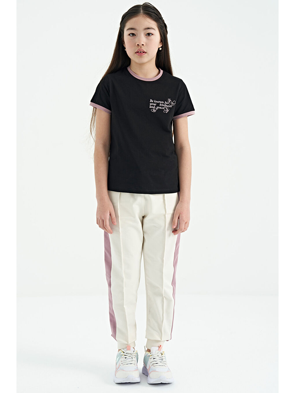 Siyah Minimal Yazı Baskılı O Yaka Rahat Form Kısa Kollu Kız Çocuk Tişört - 75110-2