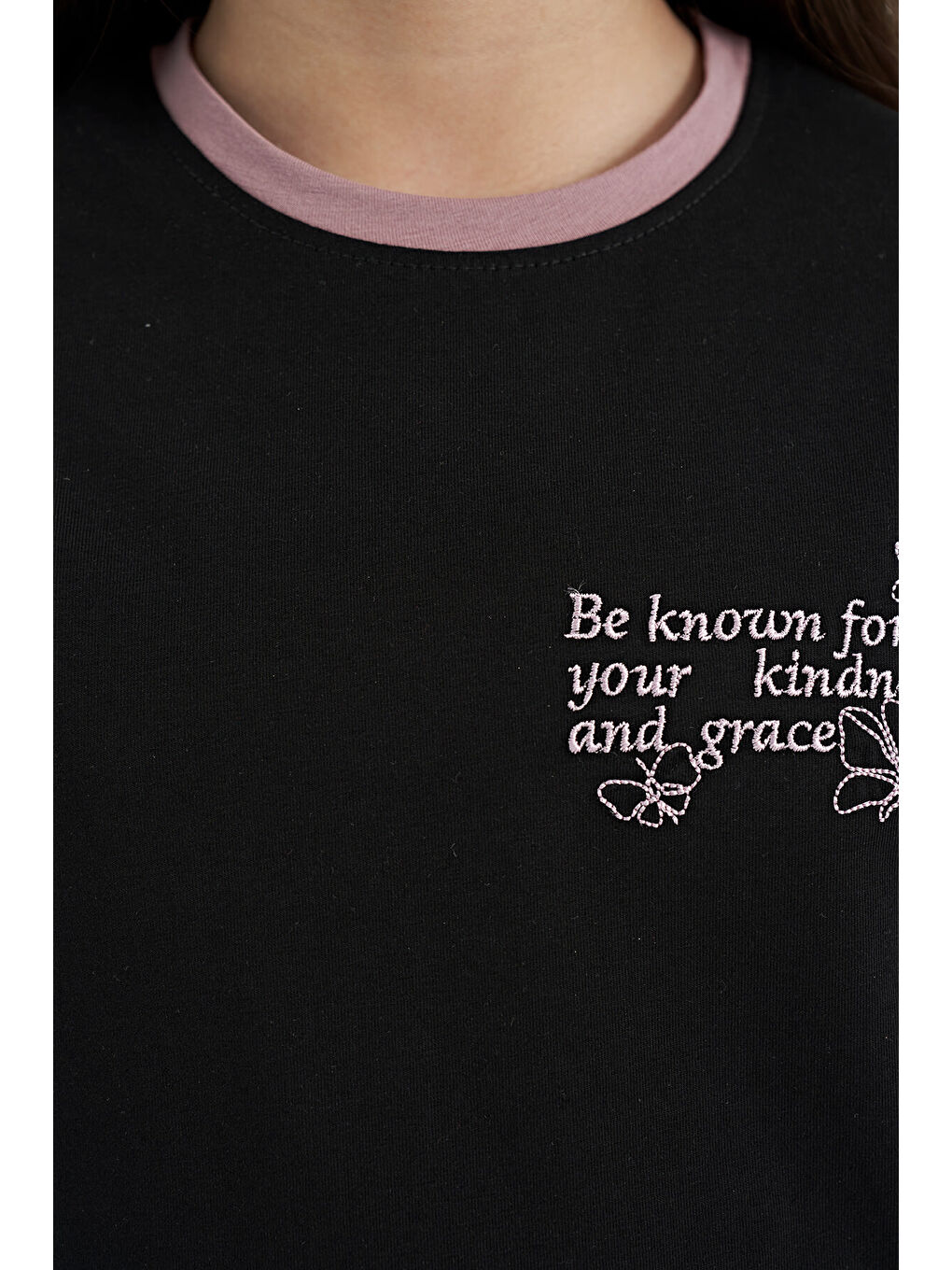 Siyah Minimal Yazı Baskılı O Yaka Rahat Form Kısa Kollu Kız Çocuk Tişört - 75110-4