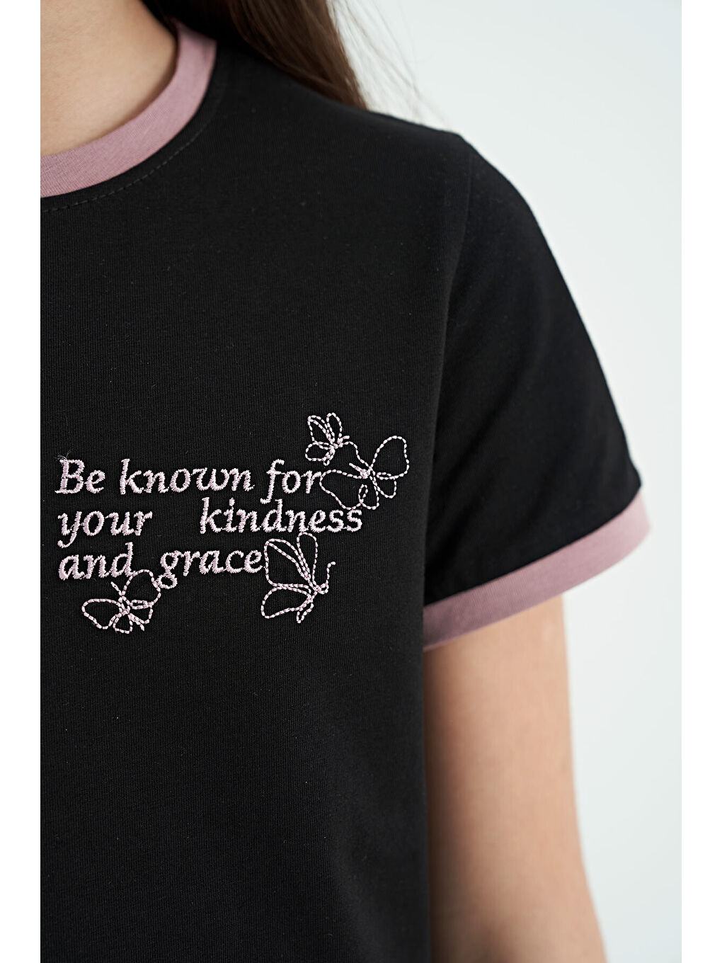 Siyah Minimal Yazı Baskılı O Yaka Rahat Form Kısa Kollu Kız Çocuk Tişört - 75110-8