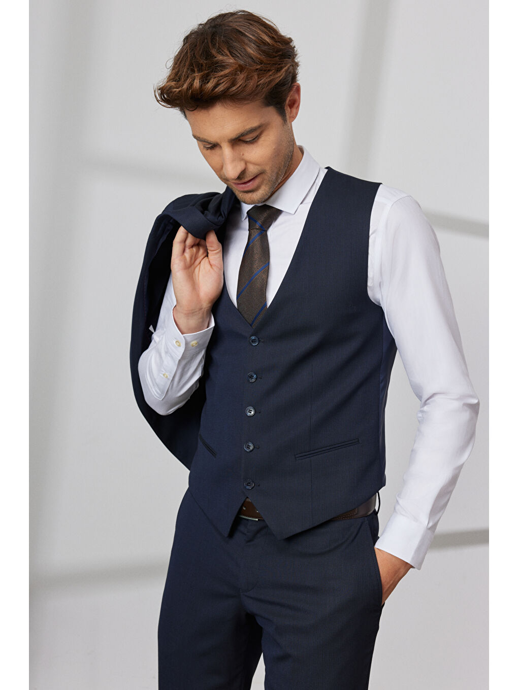 Erkek Lacivert Slim Fit Dar Kesim Mono Yaka Armürlü Yelekli Takım Elbise-6