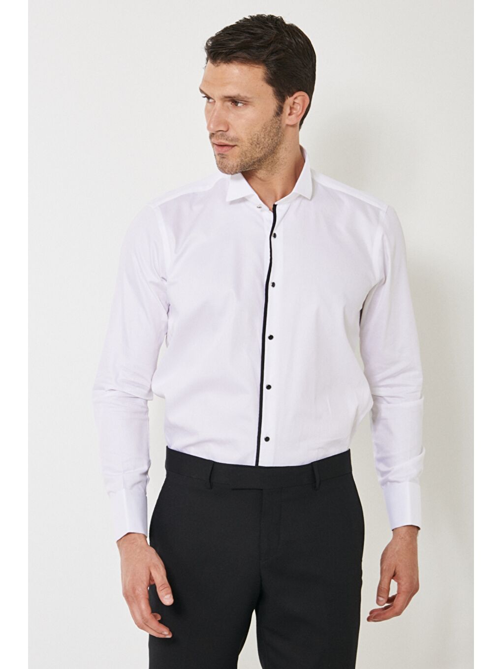 Erkek Beyaz-Siyah Slim Fit Dar Kesim %100 Pamuk Ata Yaka Gömlek