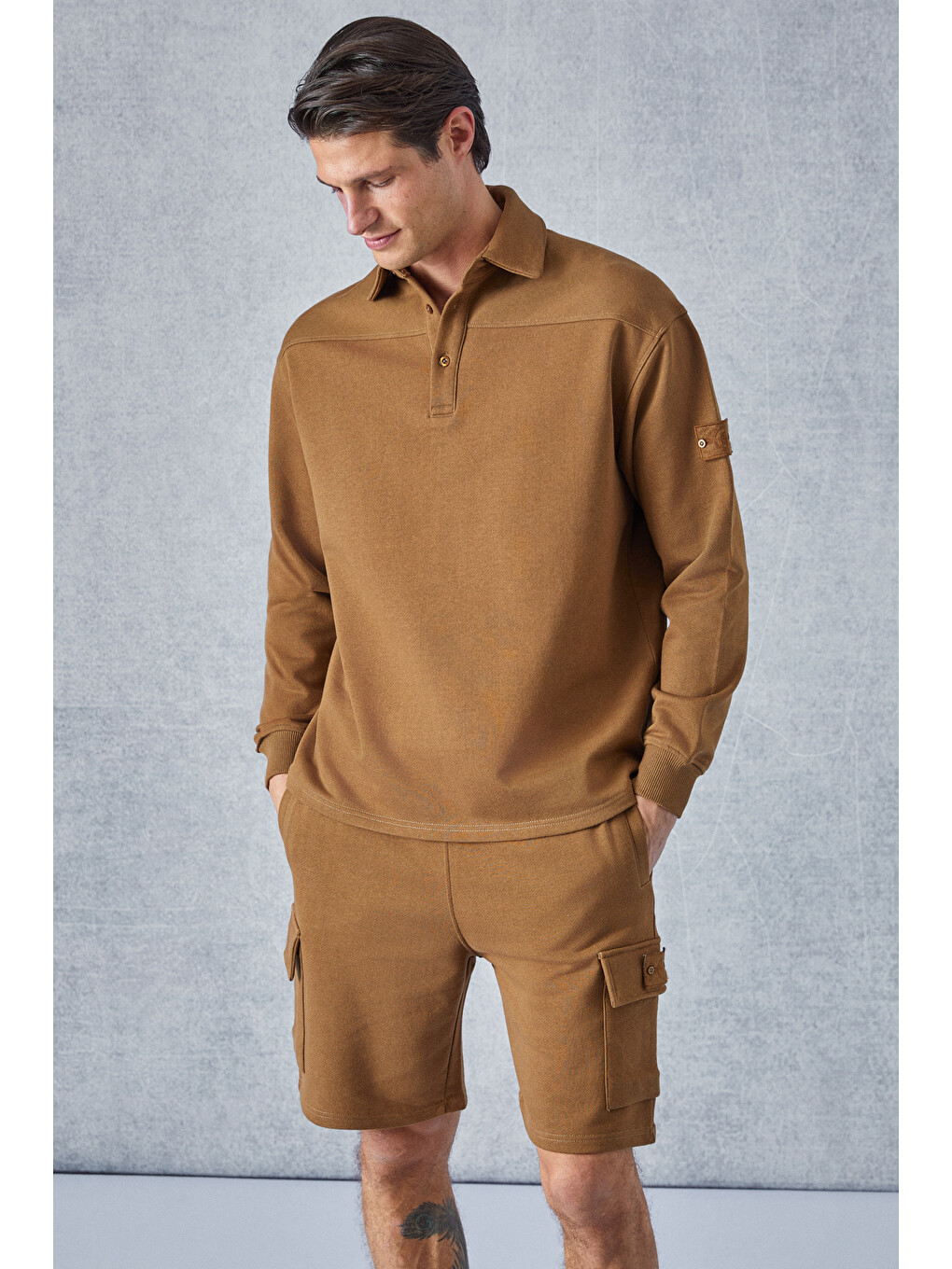Aatrox Erkek Polo Yakalı Patlı Düğmeli Uzun Kol Regular Fit Nakış Detaylı Koyu Kahverengi Sweatshirt-1