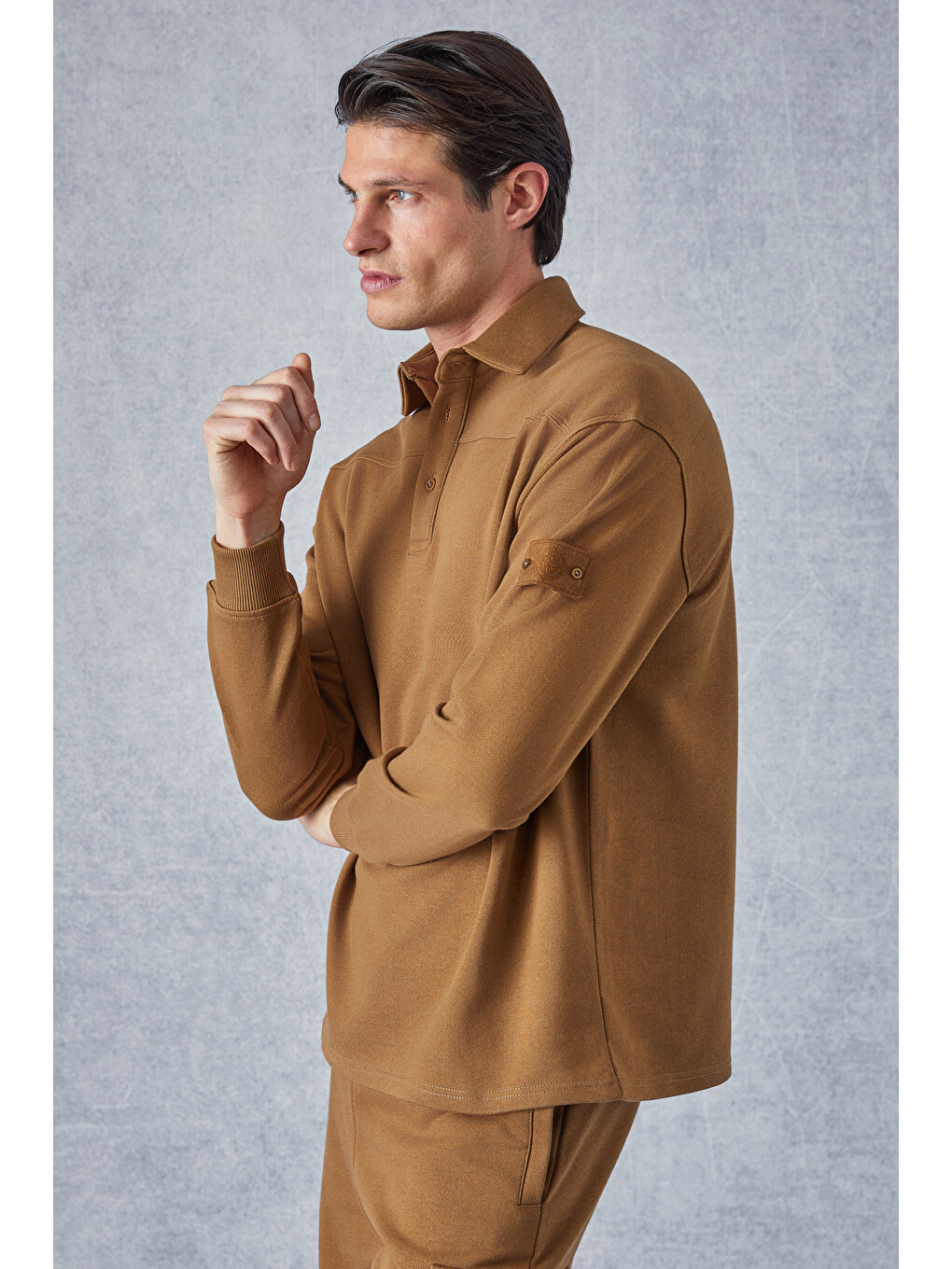 Aatrox Erkek Polo Yakalı Patlı Düğmeli Uzun Kol Regular Fit Nakış Detaylı Koyu Kahverengi Sweatshirt-2