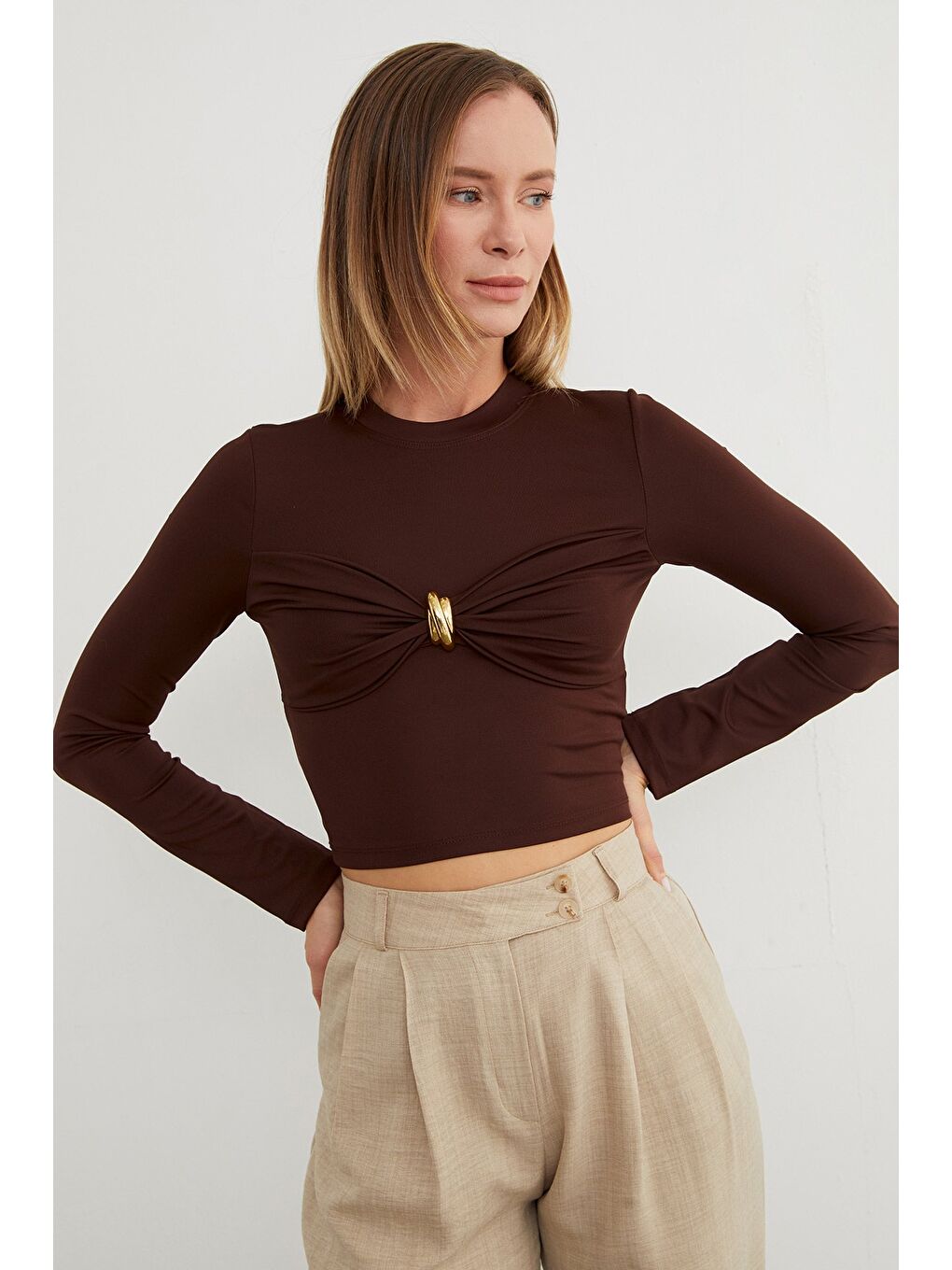 Kahverengi Önü Düğümlü Toka Aksesuarlı Bluz-1