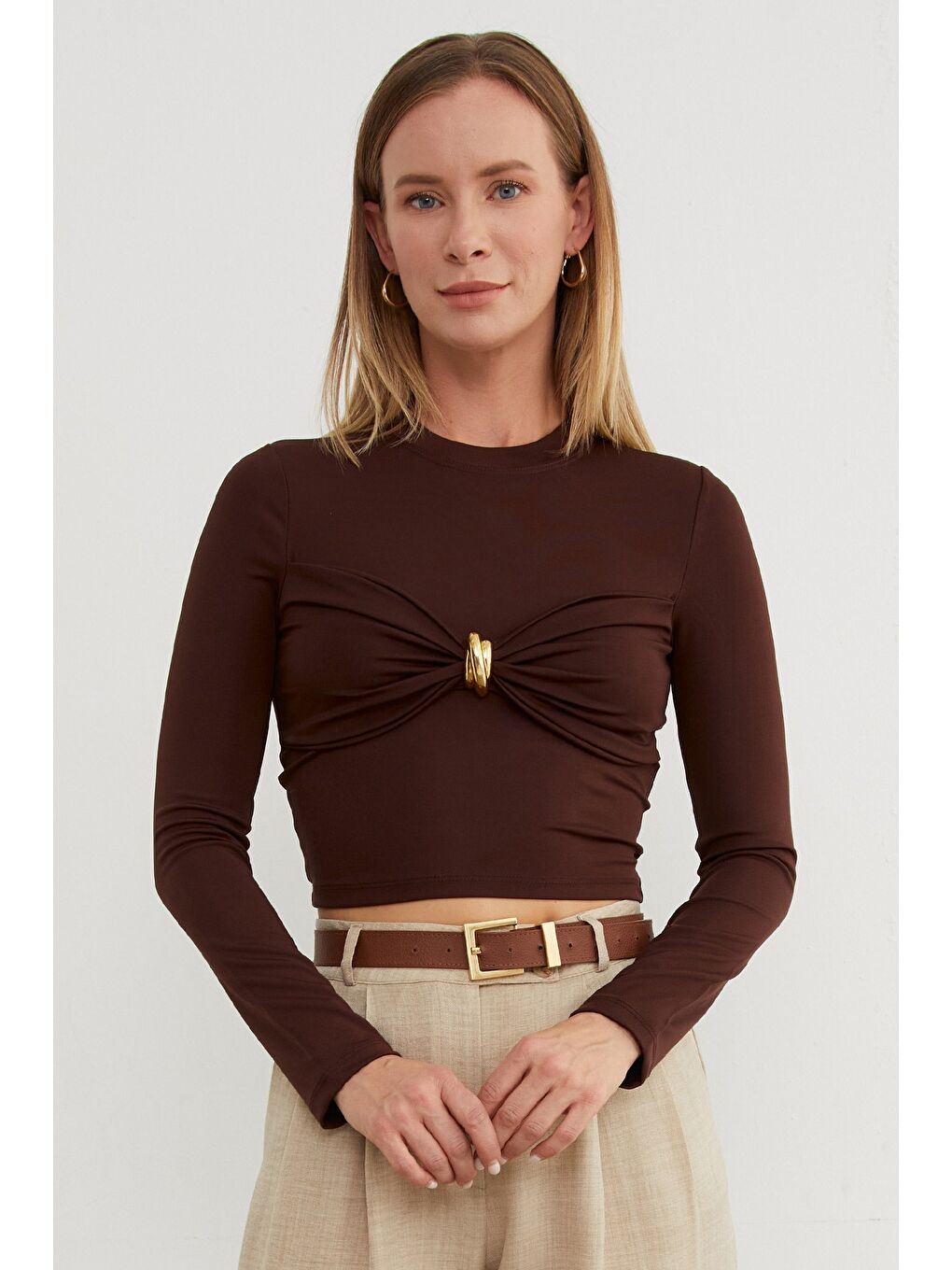 Kahverengi Önü Düğümlü Toka Aksesuarlı Bluz-2