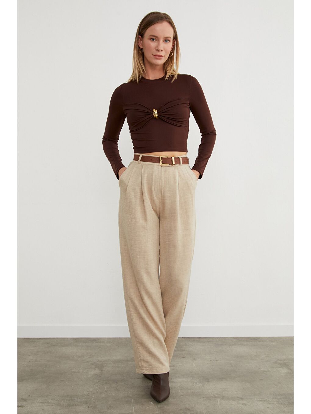 Kahverengi Önü Düğümlü Toka Aksesuarlı Bluz-3