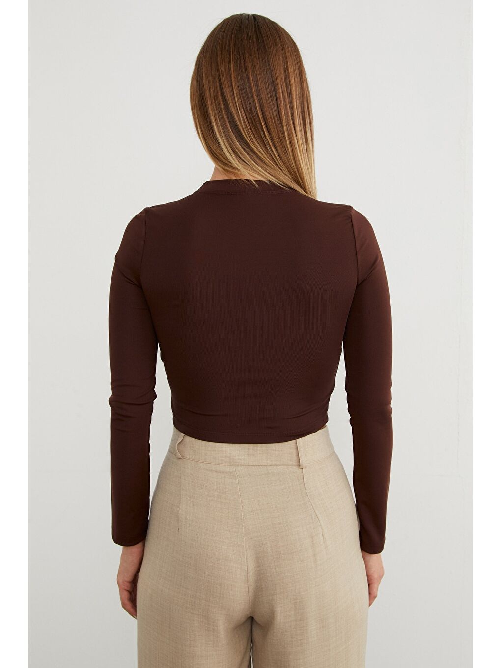 Kahverengi Önü Düğümlü Toka Aksesuarlı Bluz-4