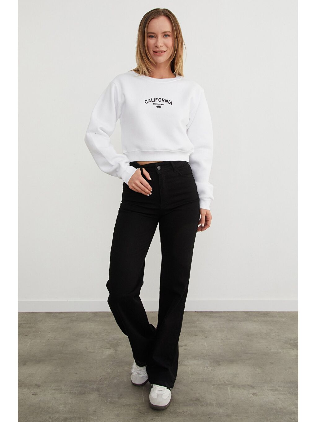 Beyaz 3 İplik California Yazı Baskılı Crop Sweatshirt-2