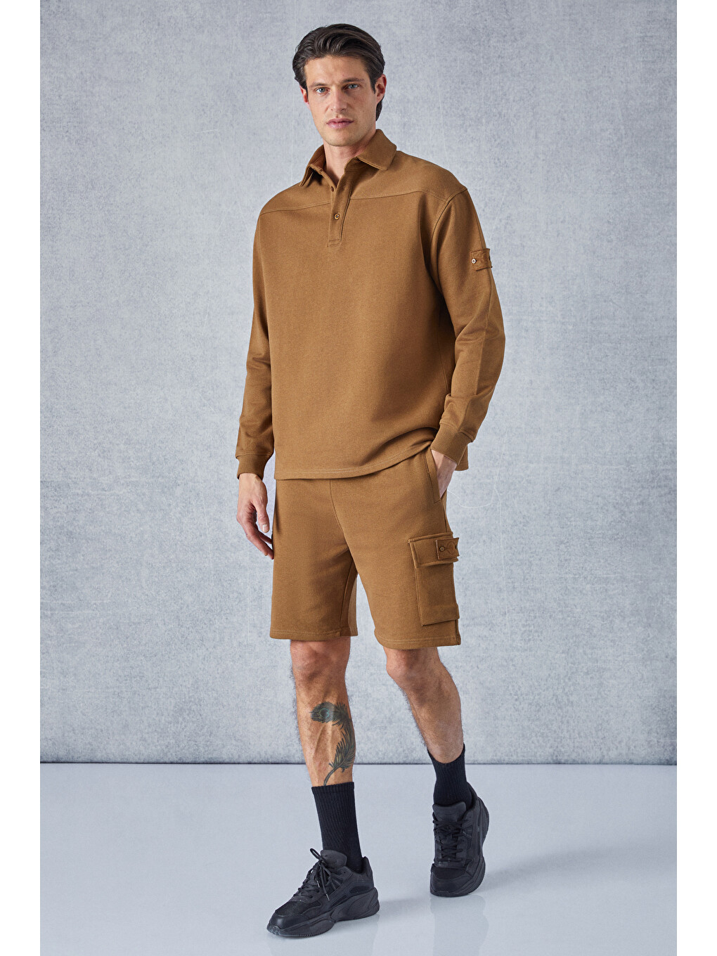 Aatrox Erkek Polo Yakalı Patlı Düğmeli Uzun Kol Regular Fit Nakış Detaylı Koyu Kahverengi Sweatshirt-3