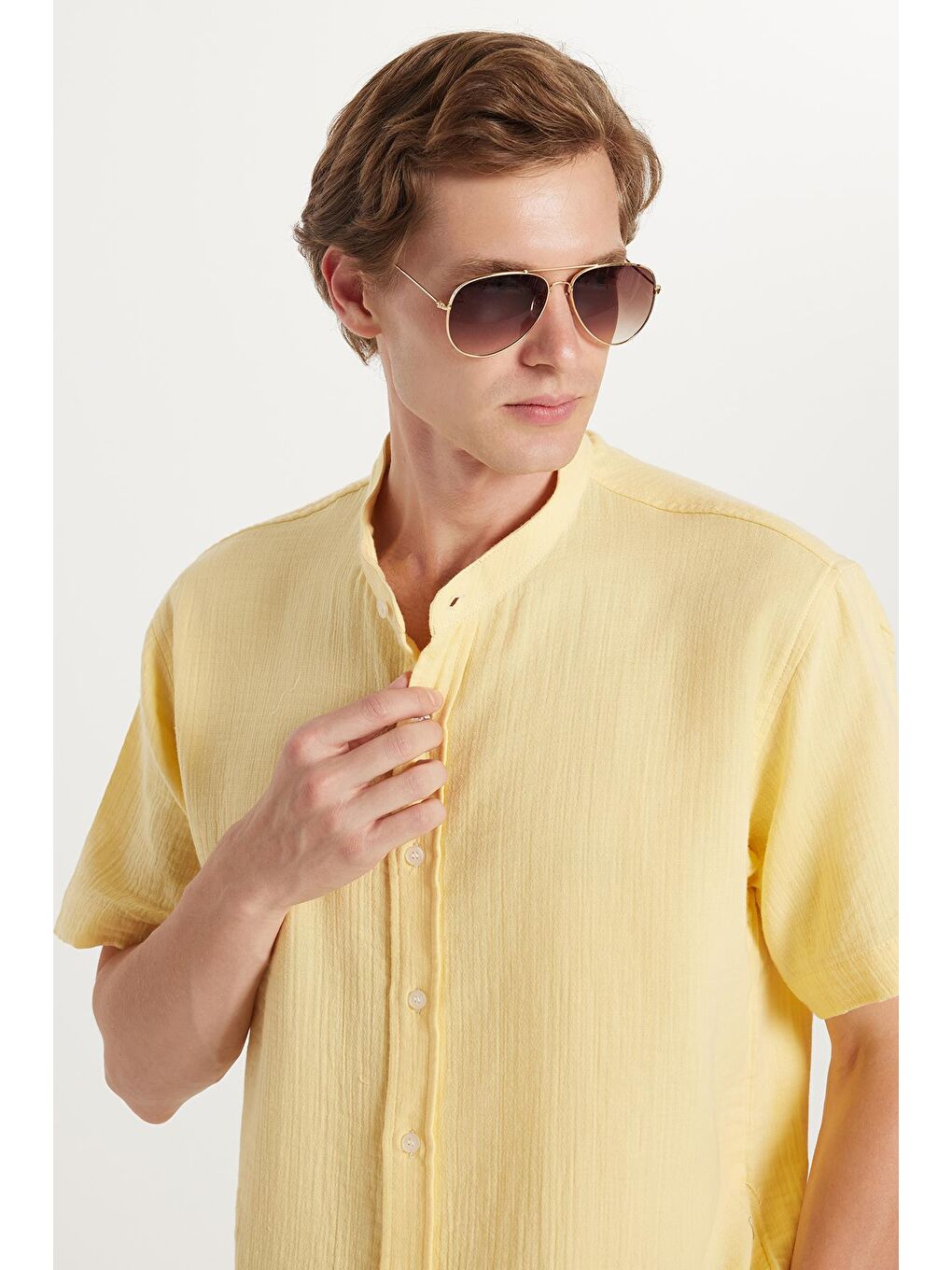 Erkek Relax Fit Rahat Kesim %100 Pamuk Müslin Kumaş Kısa Kollu Spor Hakim Yaka Sarı Gömlek-1