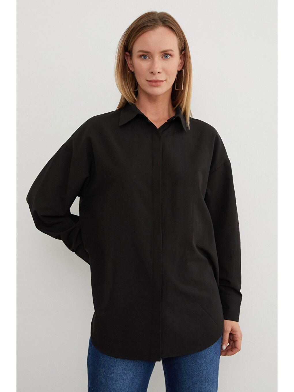 Siyah Basic Yırtmaçlı Oversize Gömlek-3