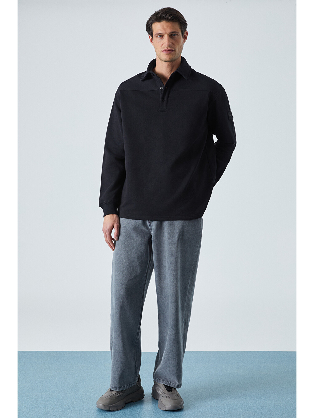 Erkek Polo Yakalı Patlı Düğmeli Uzun Kol Regular Fit Nakış Detaylı Siyah Sweatshirt-4