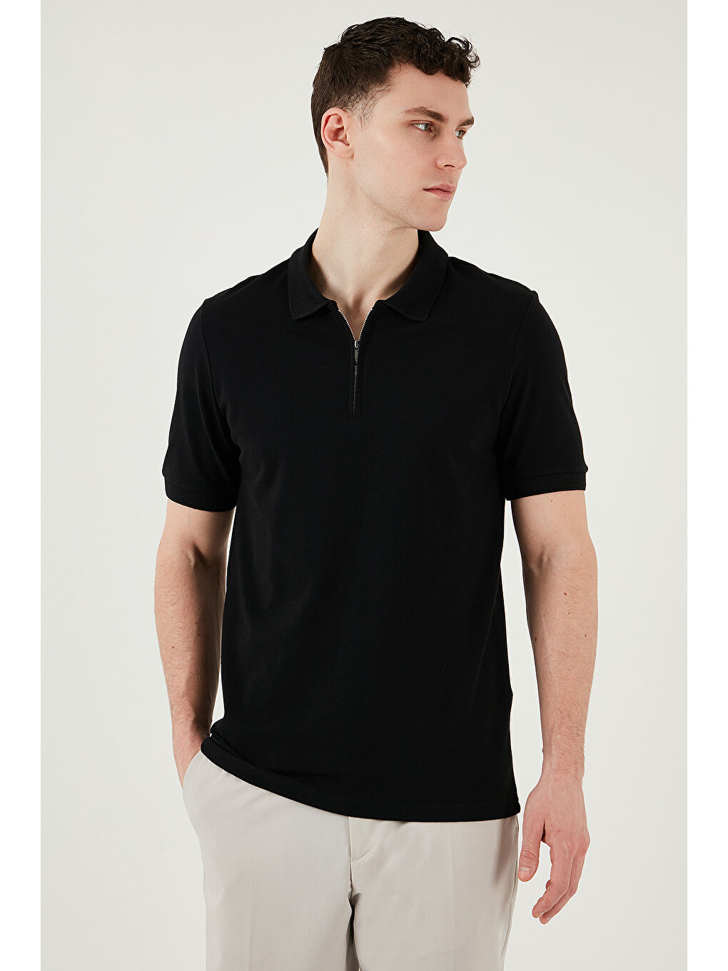 Siyah Pamuklu Regular Fit Yarım Fermuarlı Polo Yaka %100 Pamuk Tişört 5903008-1