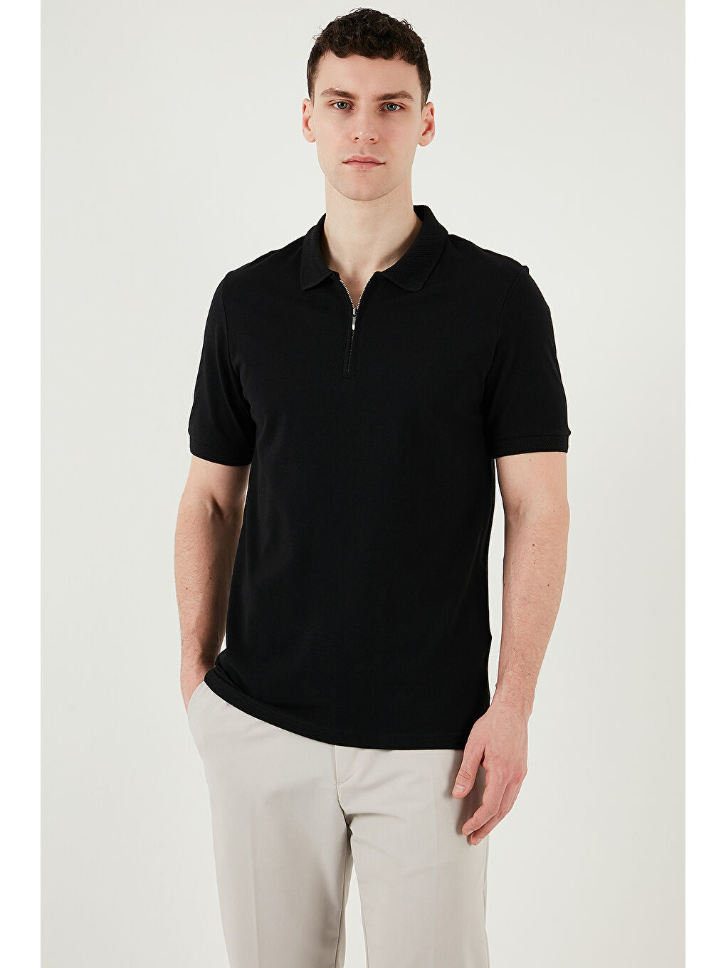 Siyah Pamuklu Regular Fit Yarım Fermuarlı Polo Yaka %100 Pamuk Tişört 5903008-5