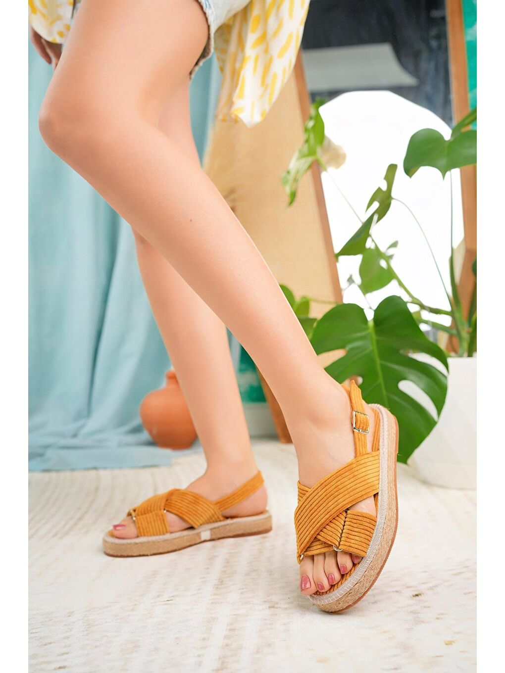 Sarı Önü Açık Kadife Sandalet-1