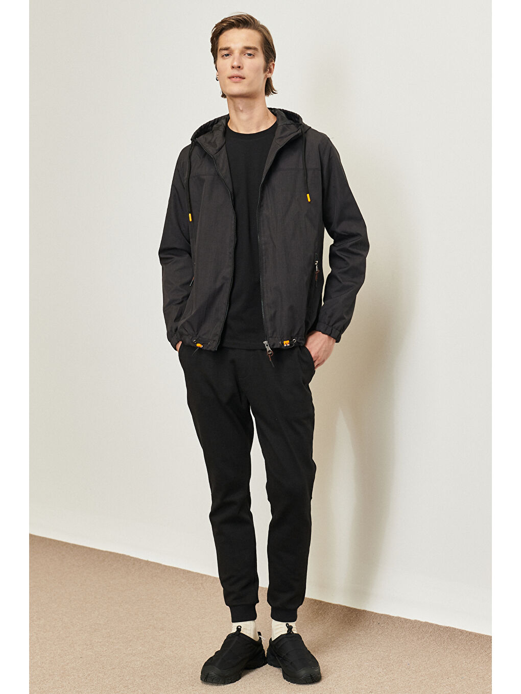 Erkek Siyah Standart Fit Normal Kesim Dik Yaka Kapüşonlu Mont-1