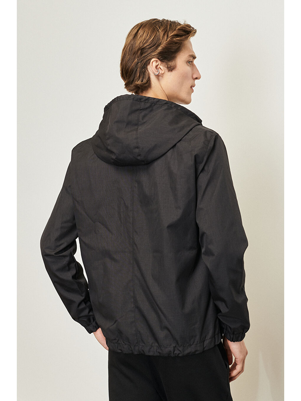 Erkek Siyah Standart Fit Normal Kesim Dik Yaka Kapüşonlu Mont-2