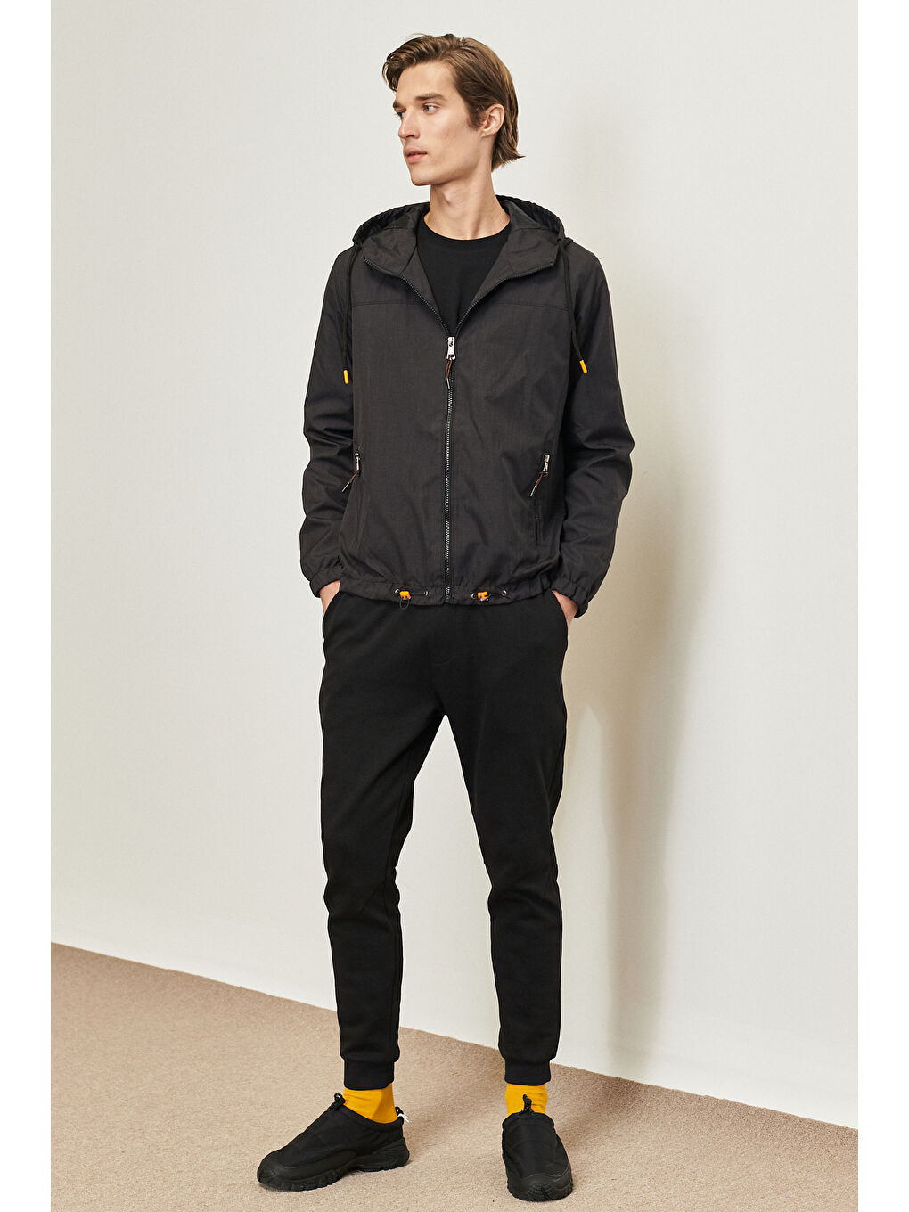 Erkek Siyah Standart Fit Normal Kesim Dik Yaka Kapüşonlu Mont-3