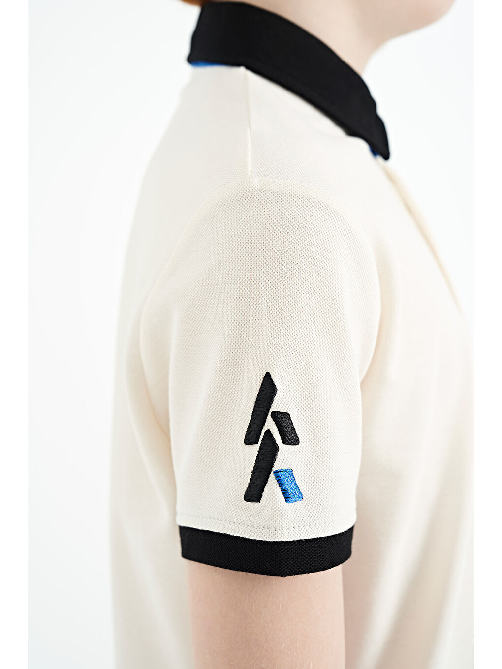 Ekru Kol Ucu Renkli Logo Nakışlı Standart Kalıp Polo Yaka Erkek Çocuk Tişört - 11138-4