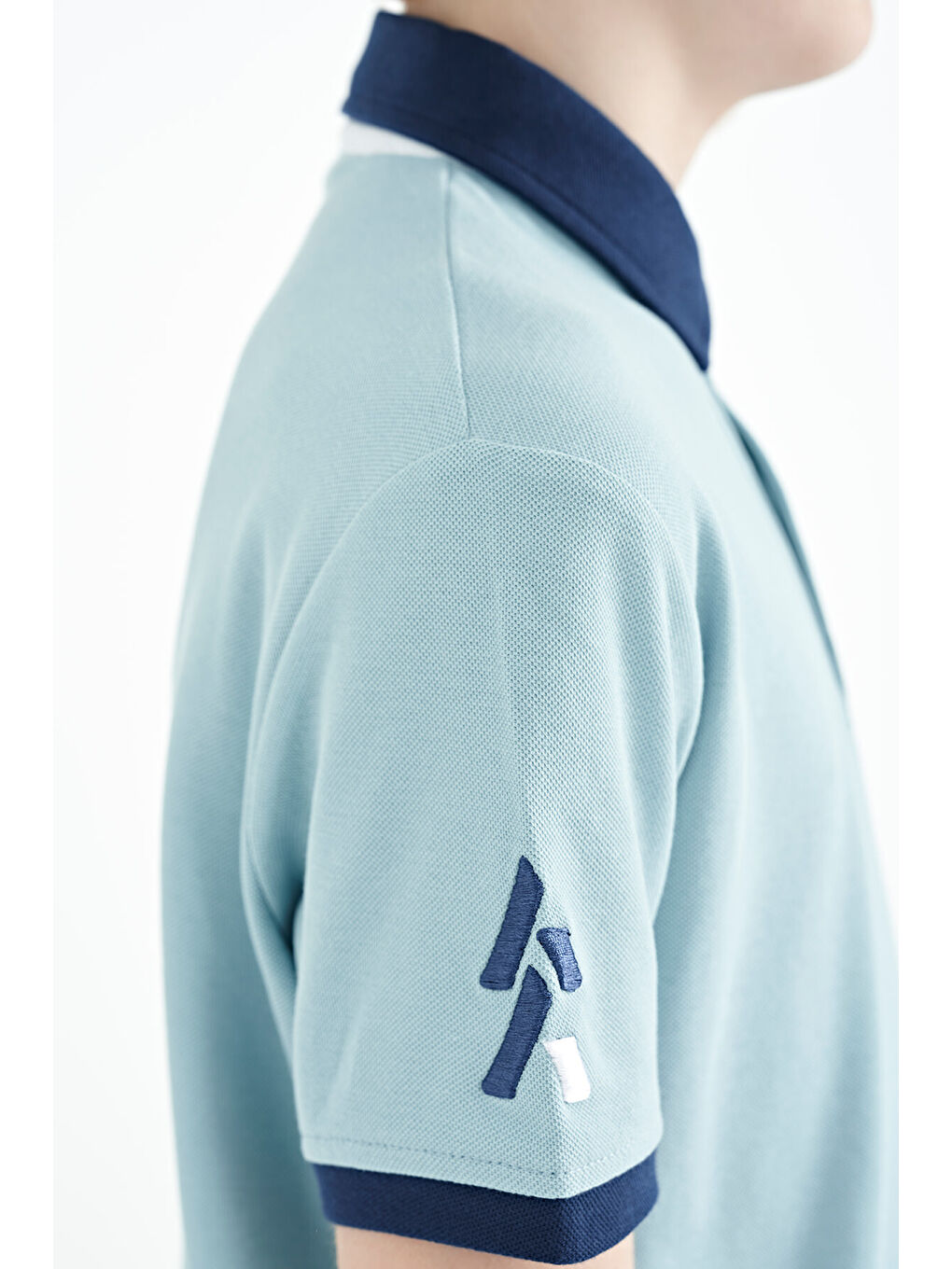 Açık Mavi Kol Ucu Renkli Logo Nakışlı Standart Kalıp Polo Yaka Erkek Çocuk Tişört - 11138-4