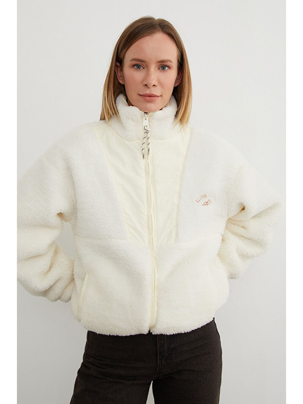 Ekru Yazı Nakışlı Fleto Cepli Dik Yaka Pelüş Mont