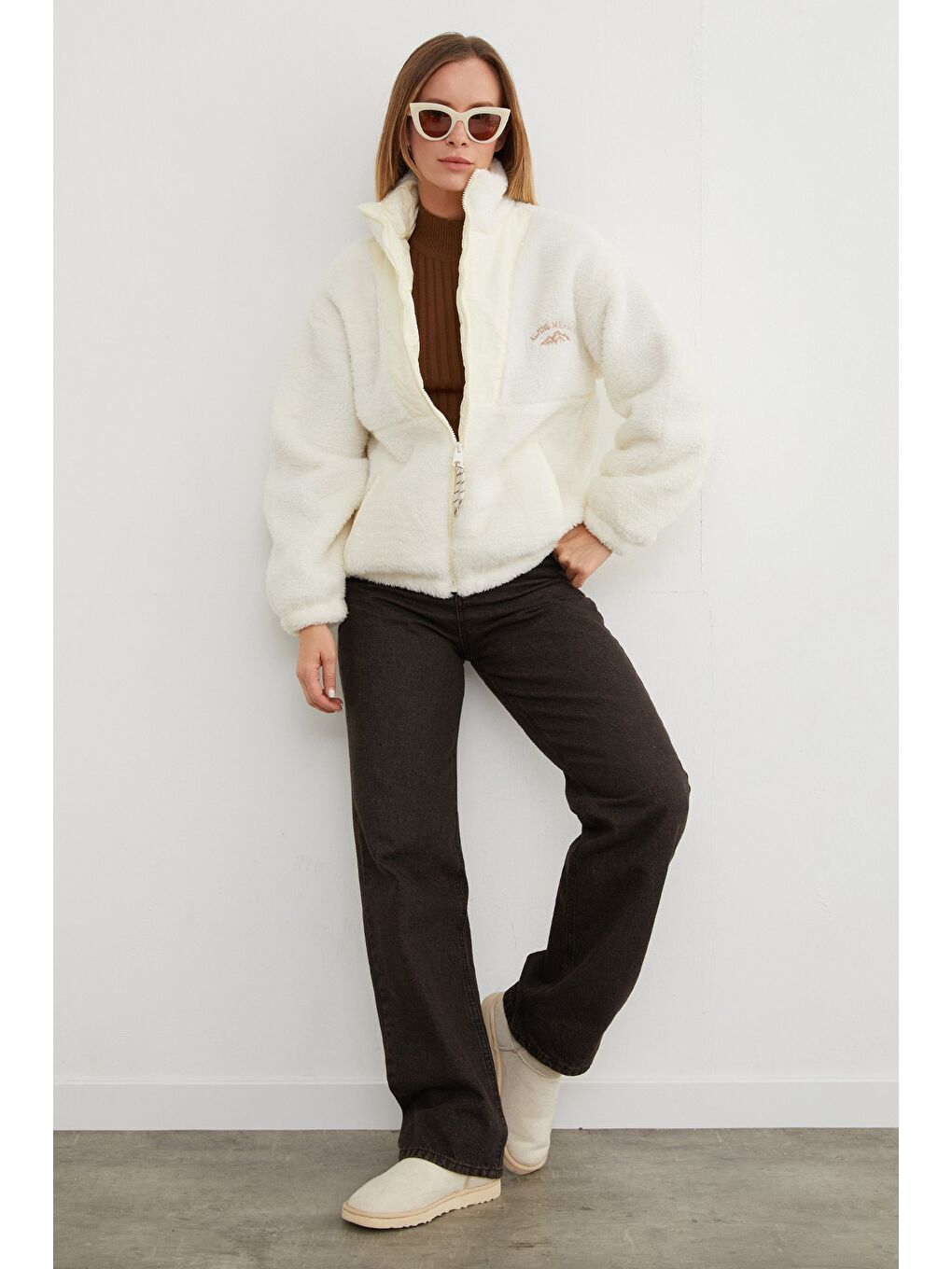 Ekru Yazı Nakışlı Fleto Cepli Dik Yaka Pelüş Mont-1