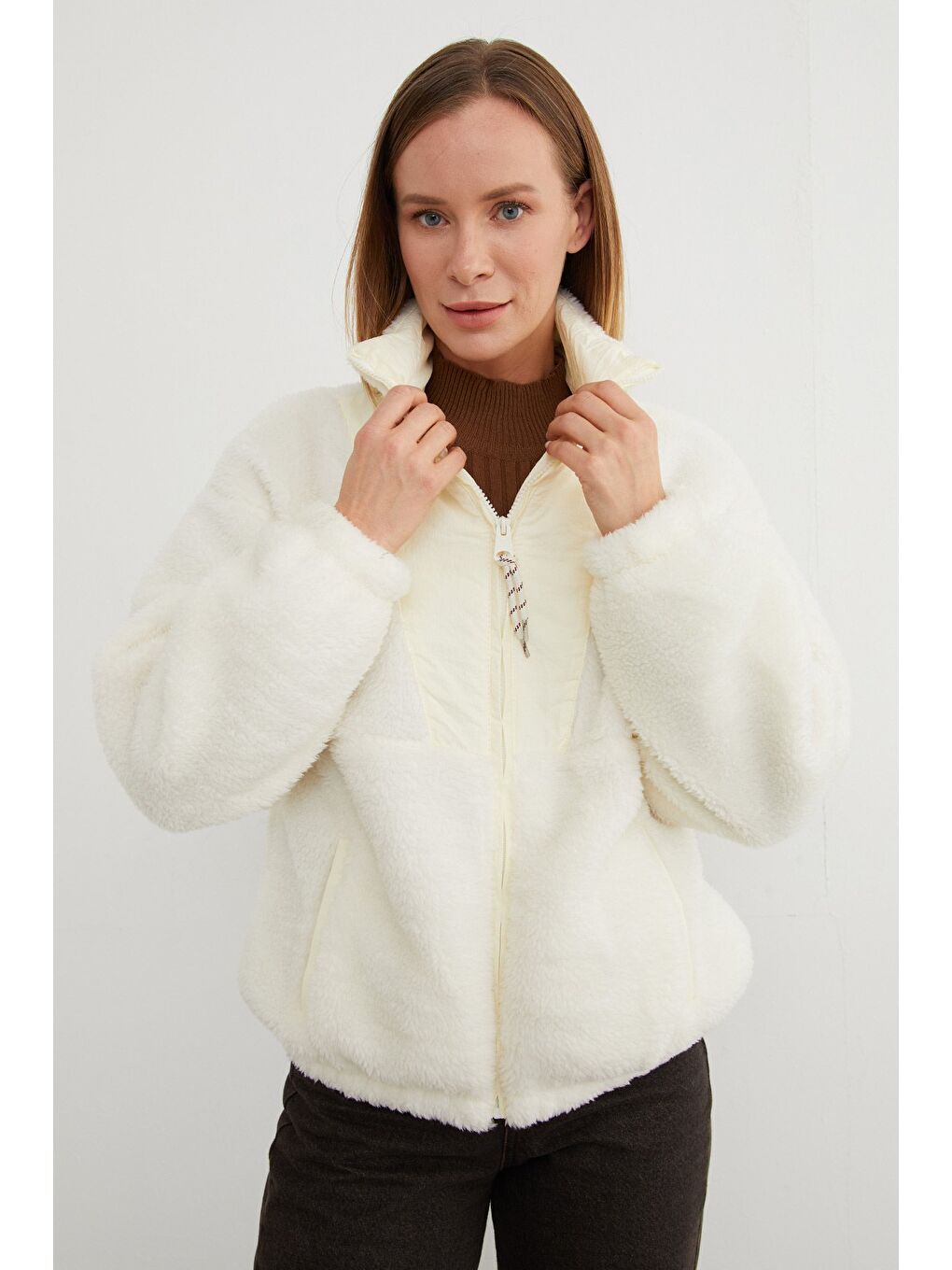 Ekru Yazı Nakışlı Fleto Cepli Dik Yaka Pelüş Mont-2