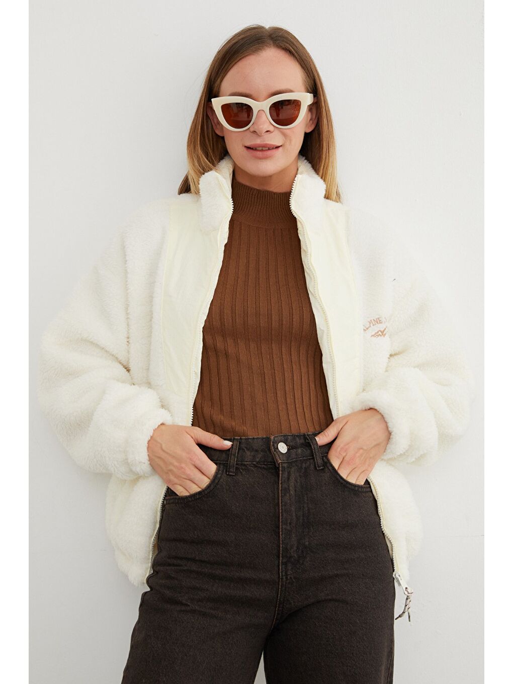 Ekru Yazı Nakışlı Fleto Cepli Dik Yaka Pelüş Mont-4