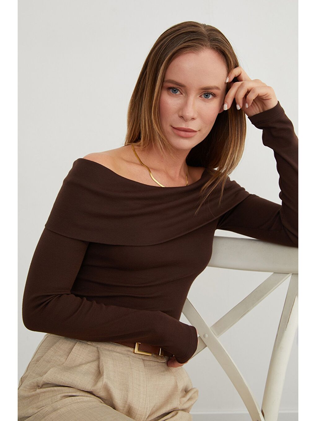 Kahverengi Basic Madonna Yaka Modal Bluz-1