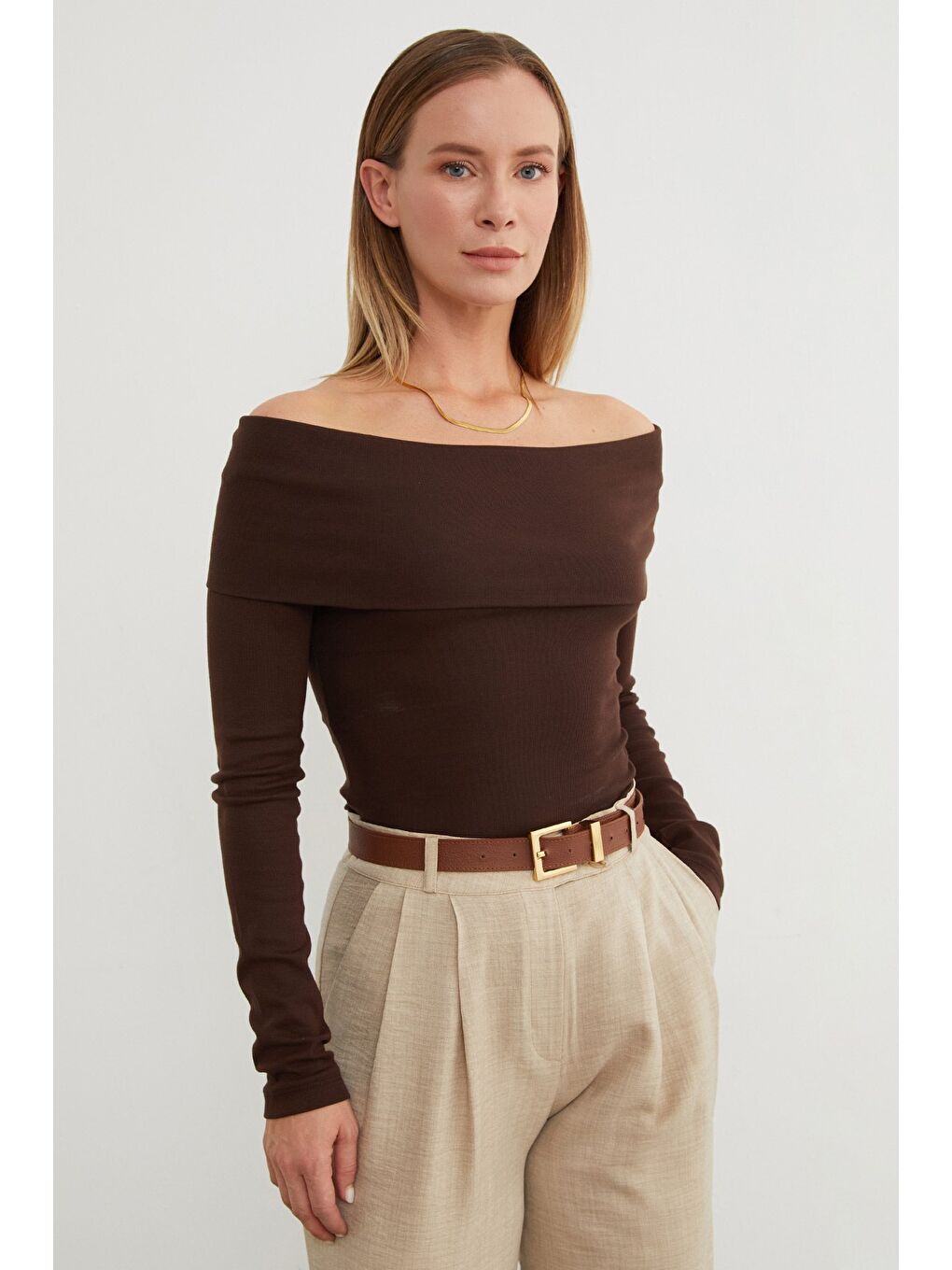 Kahverengi Basic Madonna Yaka Modal Bluz-3