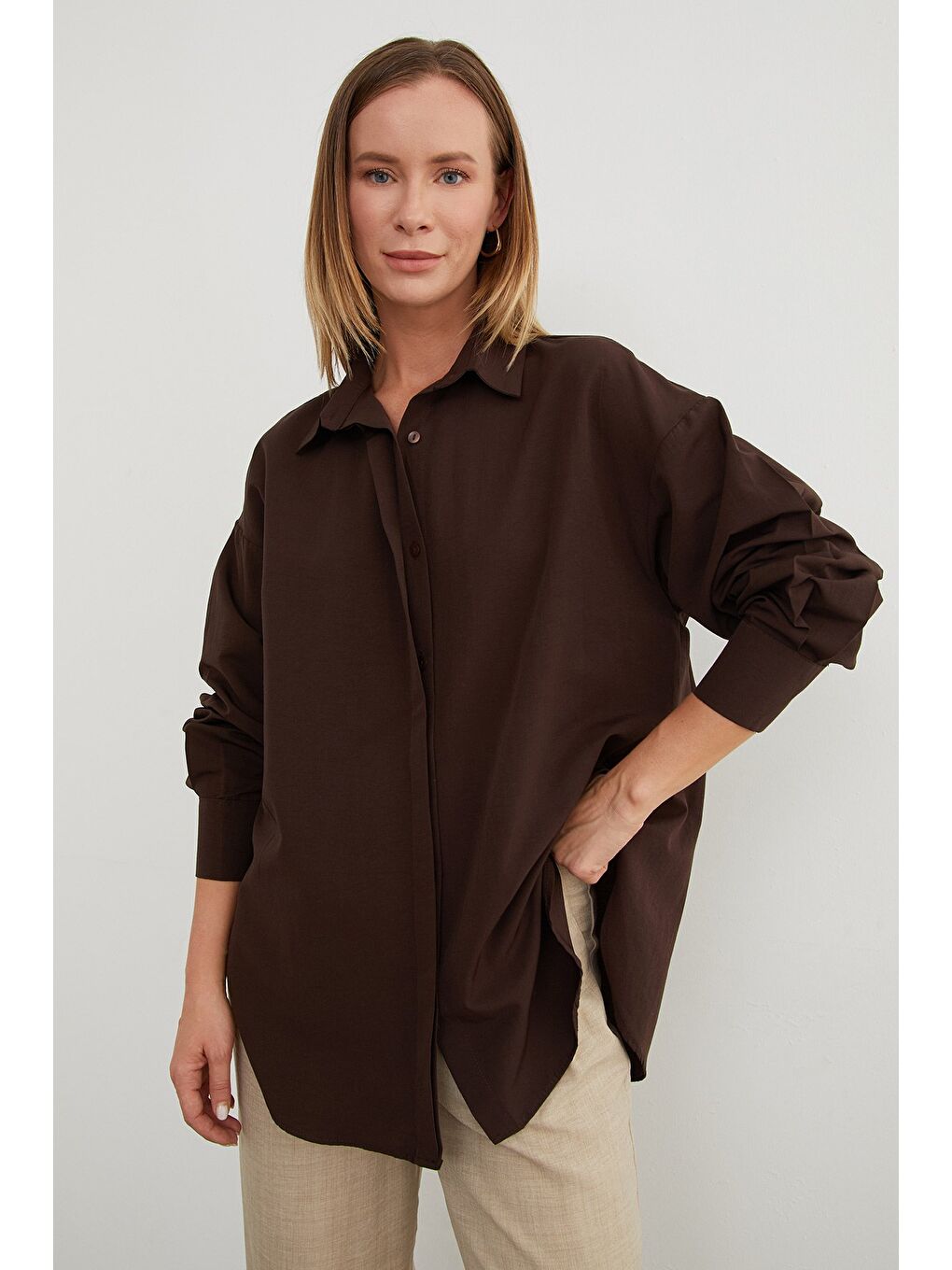 Kahverengi Basic Yırtmaçlı Oversize Gömlek-4
