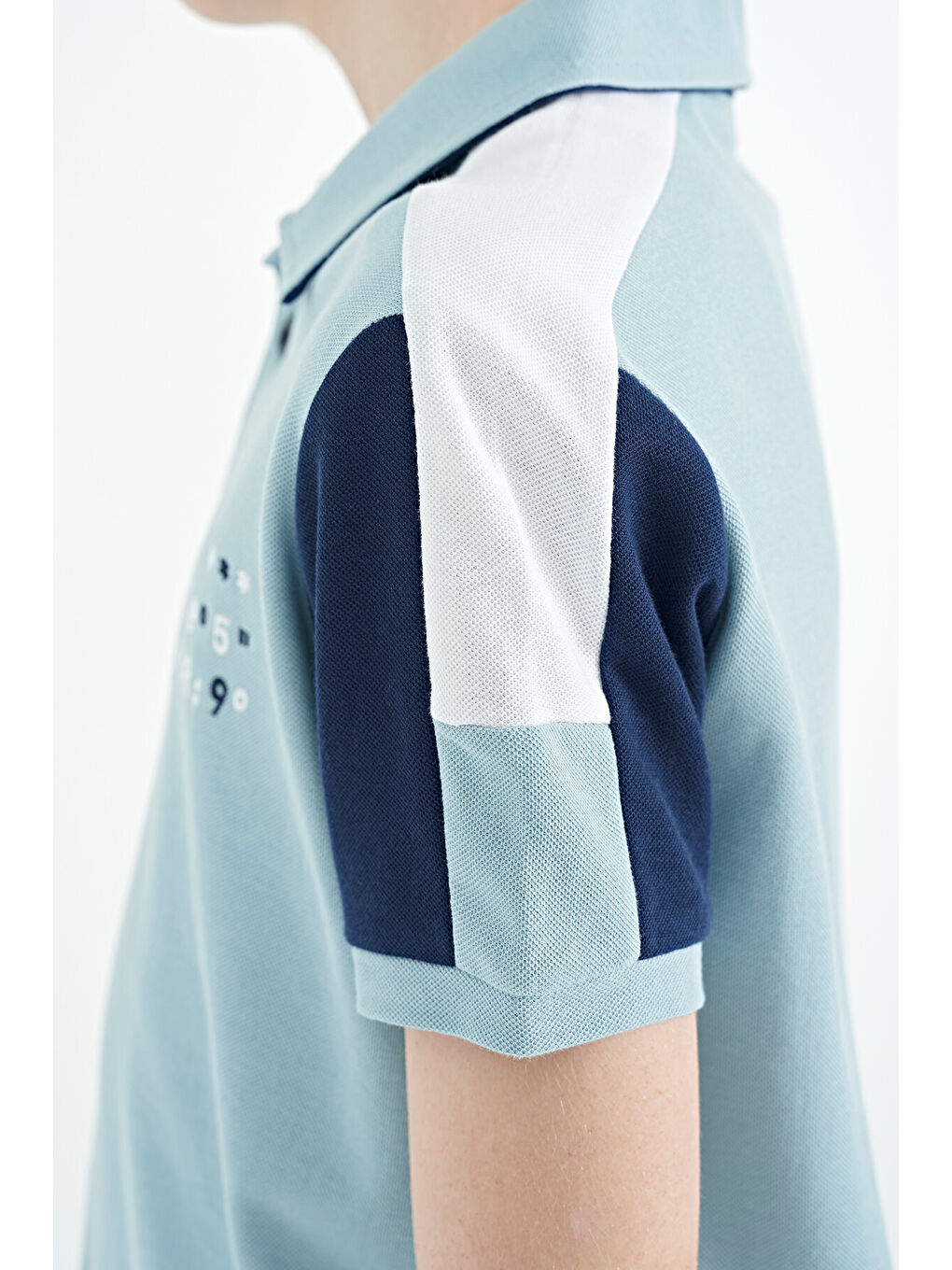 Açık Mavi Renk Bloklu Omuz Garni Detaylı Standart Kalıp Erkek Çocuk Tişört - 11155-4