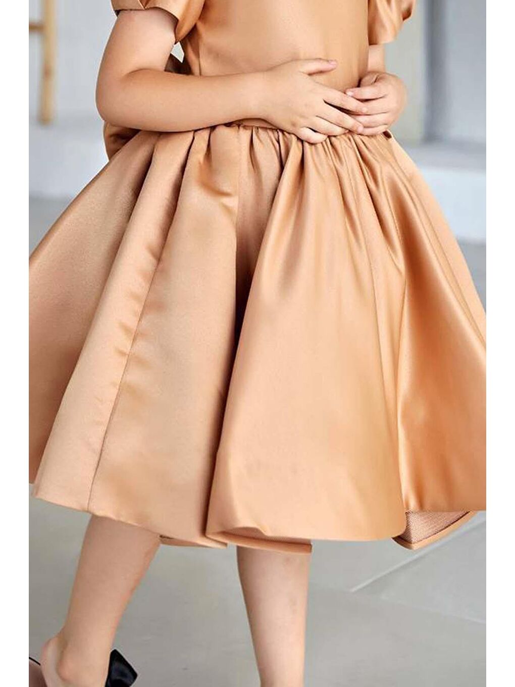 Kız Çocuk Yakası Taş Şerit İşlemeli Şeffaf Tül Detaylı Balon Kollu Kahverengi Saten Abiye-3