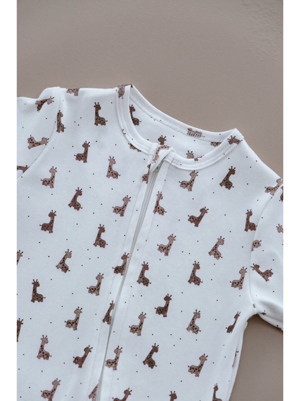 Beyaz Zürafa Baskılı Calmy Serisi Kendinden Patikli Fermuarlı Tulum-1