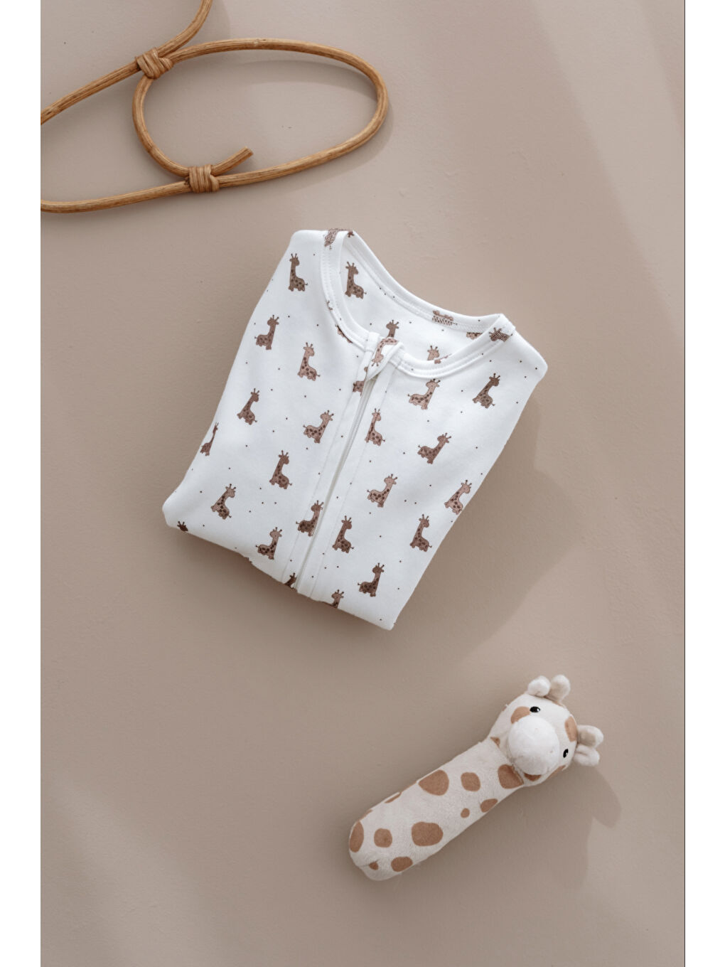 Beyaz Zürafa Baskılı Calmy Serisi Kendinden Patikli Fermuarlı Tulum-4