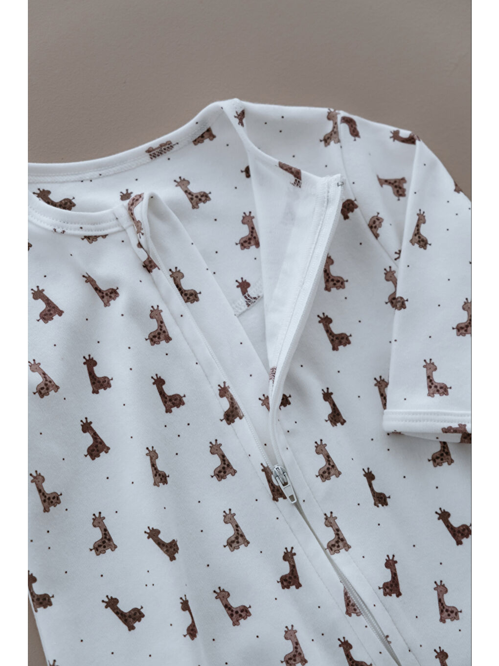 Beyaz Zürafa Baskılı Calmy Serisi Kendinden Patikli Fermuarlı Tulum-5