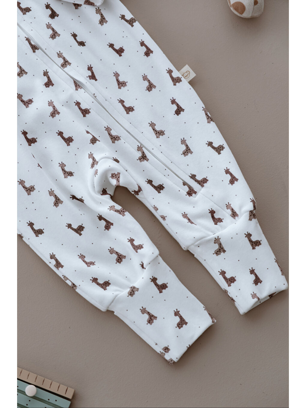 Beyaz Zürafa Baskılı Calmy Serisi Kendinden Patikli Fermuarlı Tulum-6