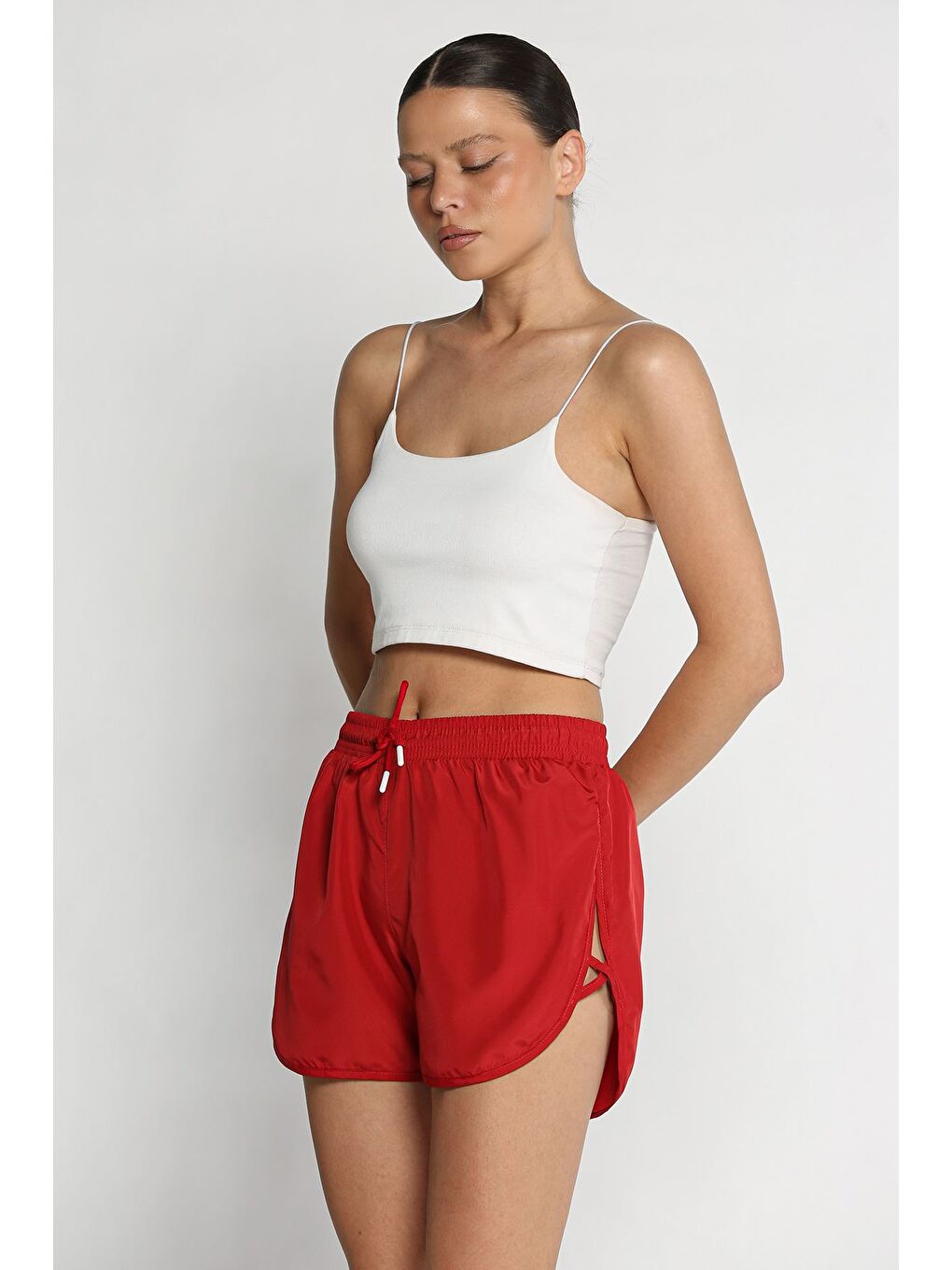 Kırmızı Kadın Yan Çapraz Şeritli Deniz Şortu-1